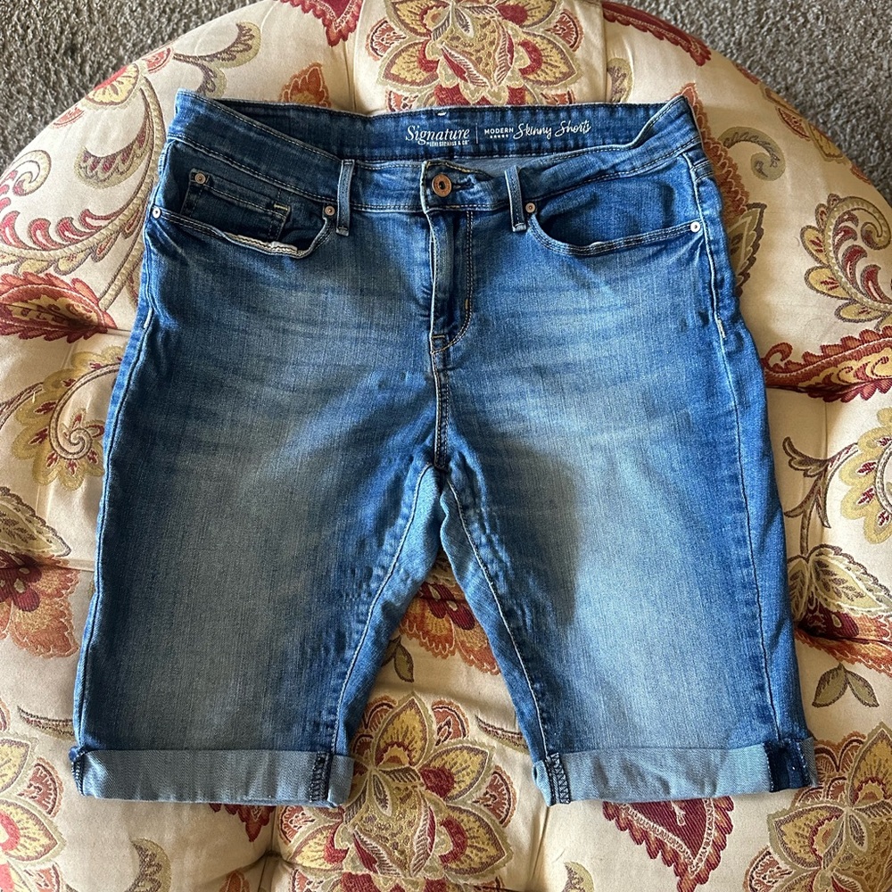 Women’s size 14 Signature By Levi Strauss & Co Modern Skinny Denim Jean Shorts